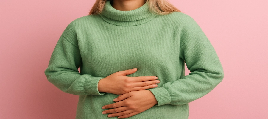 mulher jovem se contorcendo de dor e com as m