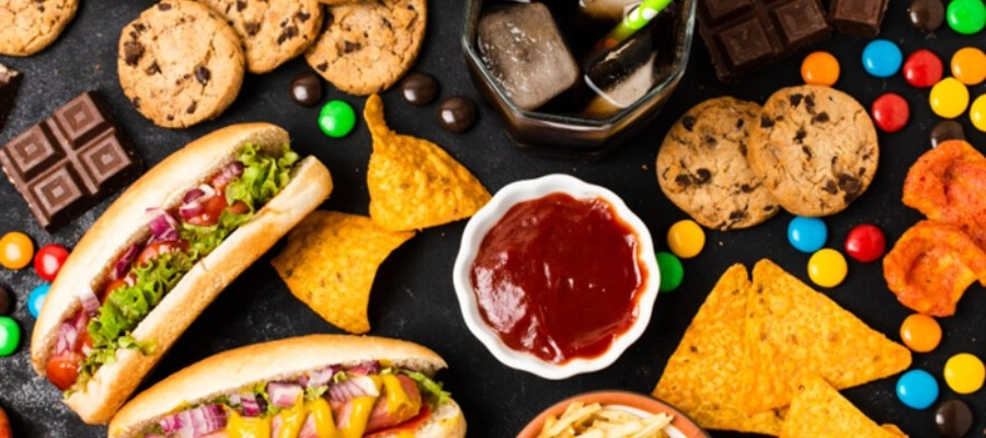 mesa posta com fast foods e alimentos ultraprocessados