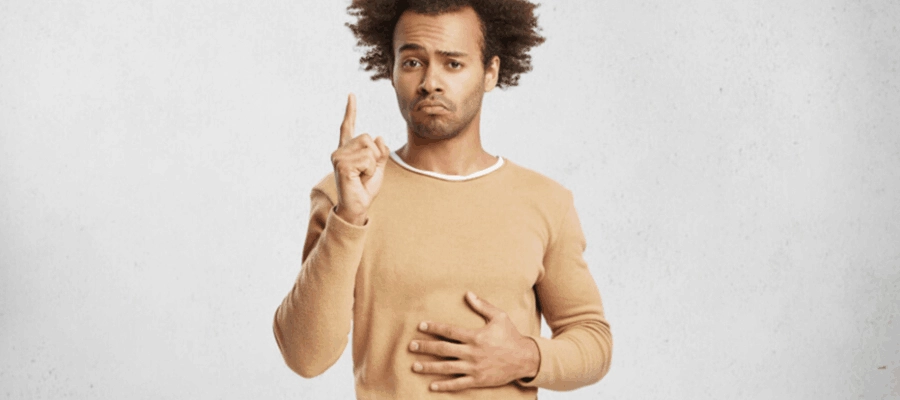 homem negro com uma das m