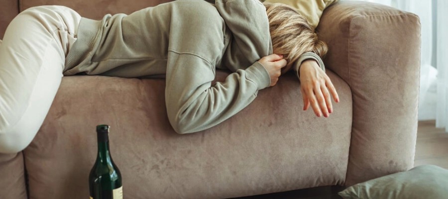 mulher dormindo no sof