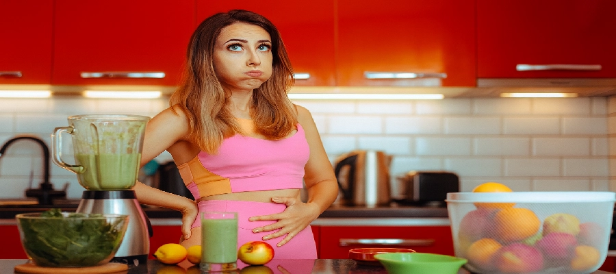 Mulher segurando o abd