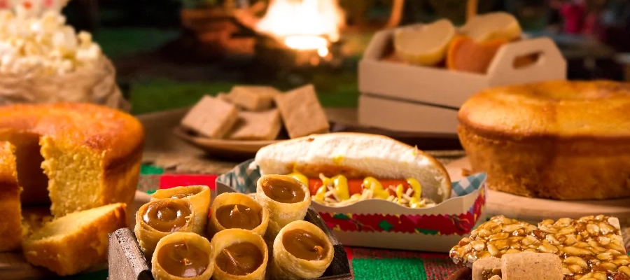 mesa de comidas de festa junina com fogueira 