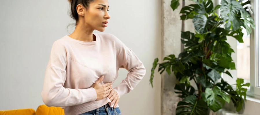 mulher olha pela janela e coloca as m